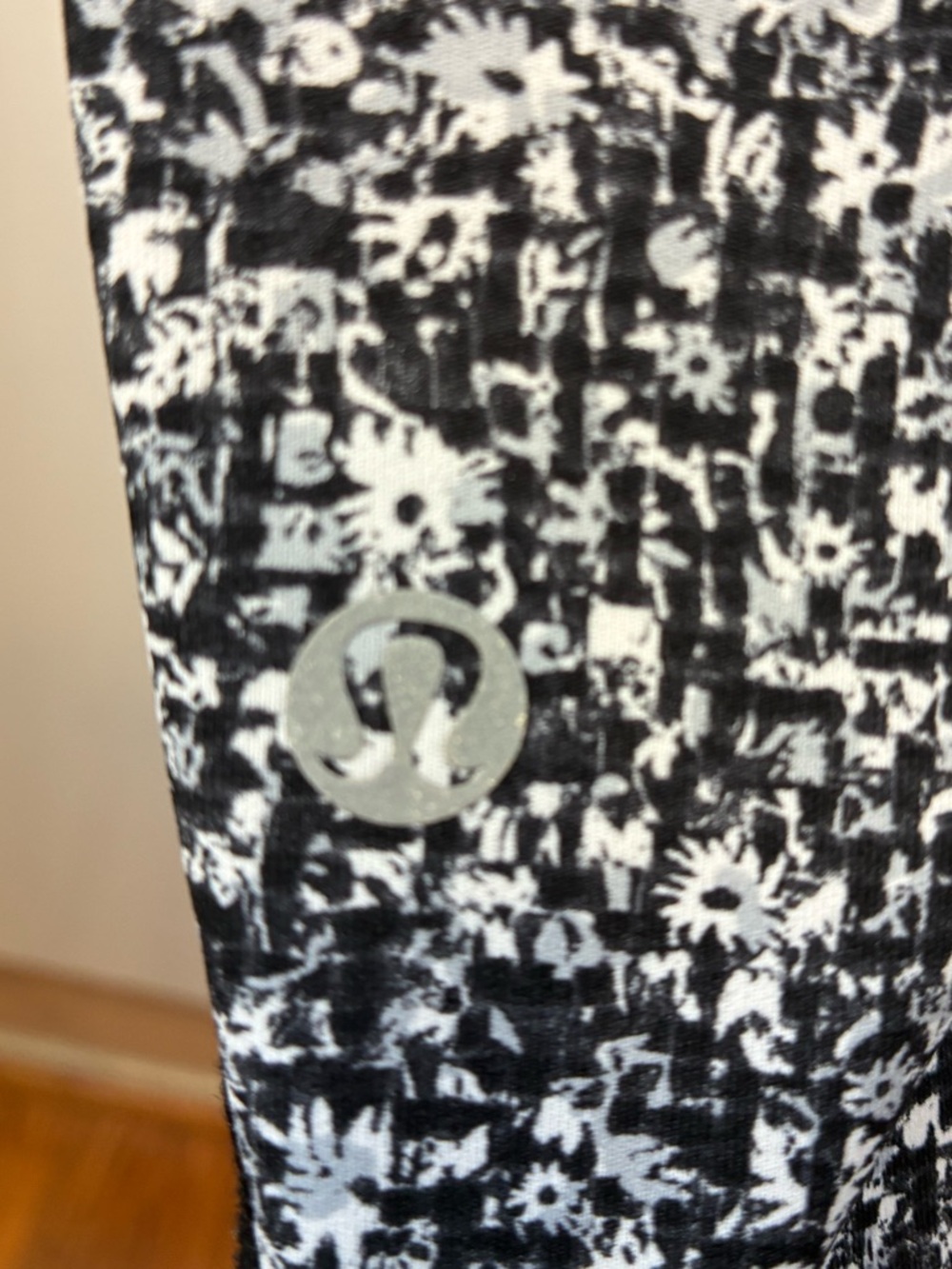 Lululemon Speed Up Style Leggings 8 Blk/Wht Abstract Zip Pocket Running Tights - Picture 5 of 10
